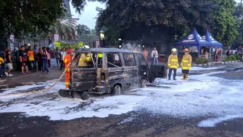 Halte Transjakarta Juanda - Mobil Terbakar di Juanda