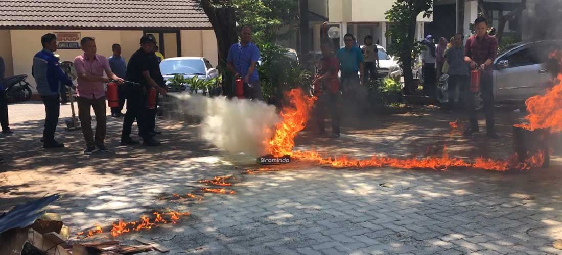 Training Pemadam Kebakaran Bappeda Jawa Tengah Praktik Cara Menggunakan APAR Secara Langsung