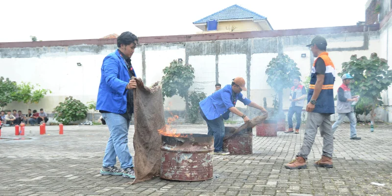 Simulasi kebakaran.